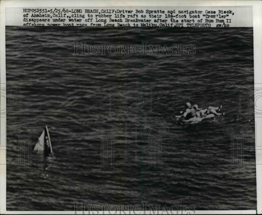 1968 Press Photo Bob Spratte and Gene Rieck Floating after Boat Sank in CA