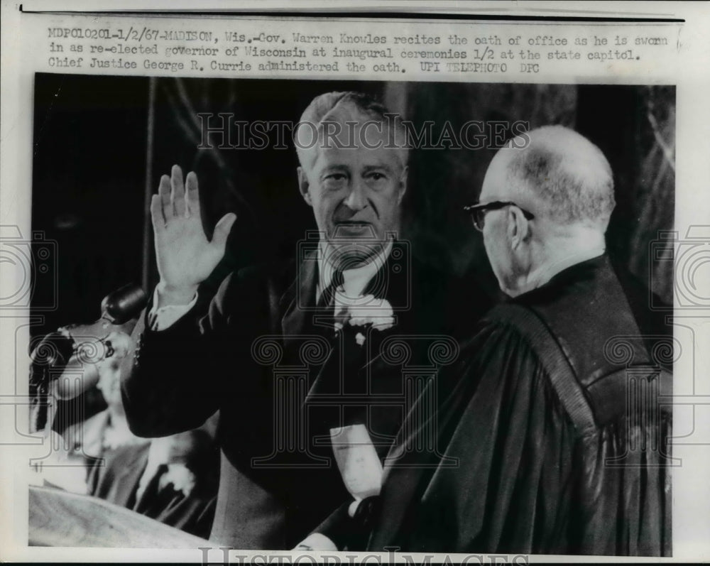 1967 Press Photo Gov Warren Knowles Recites Oath of Office After Re-Election