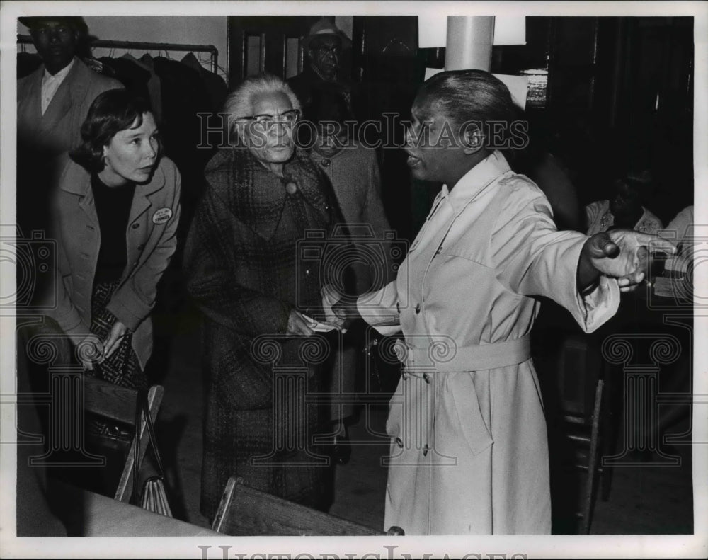 1965 Press Photo Mrs Thomas and Mary Yow
