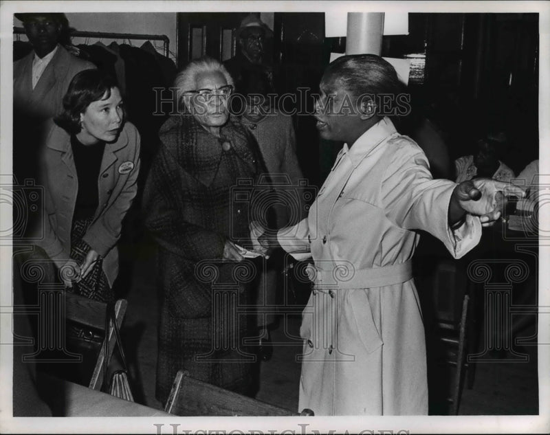 Load image into Gallery viewer, 1965 Press Photo Mrs Thomas and Mary Yow
