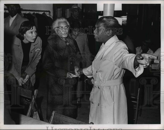 1965 Press Photo Mrs Thomas and Mary Yow