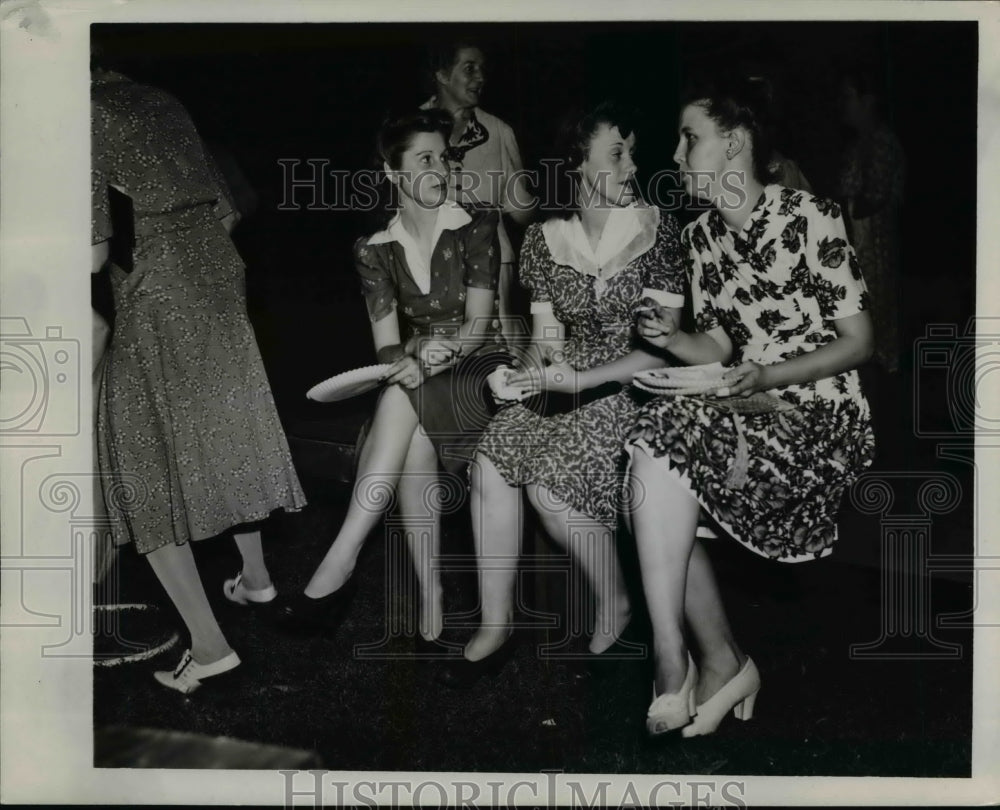 1944 Press Photo Lois Jones, Joella Baxter, JH Beaver - nee40893