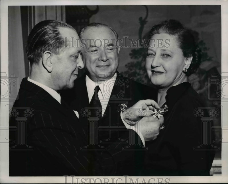 Load image into Gallery viewer, 1951 Press Photo General and Mrs. David Sarnoff , Roger Garreau Awarded Cross
