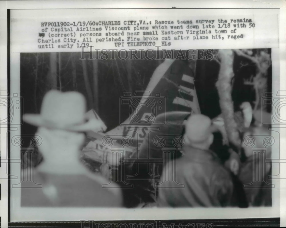 1960 Press Photo Rescue Teams Survey Wreckage of Plane in Virginia