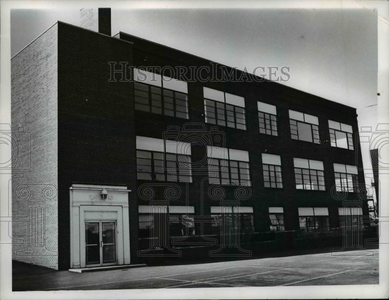 Load image into Gallery viewer, 1973 Press Photo 21335 Euclid Avenue Three-Story Office Building - nee41057
