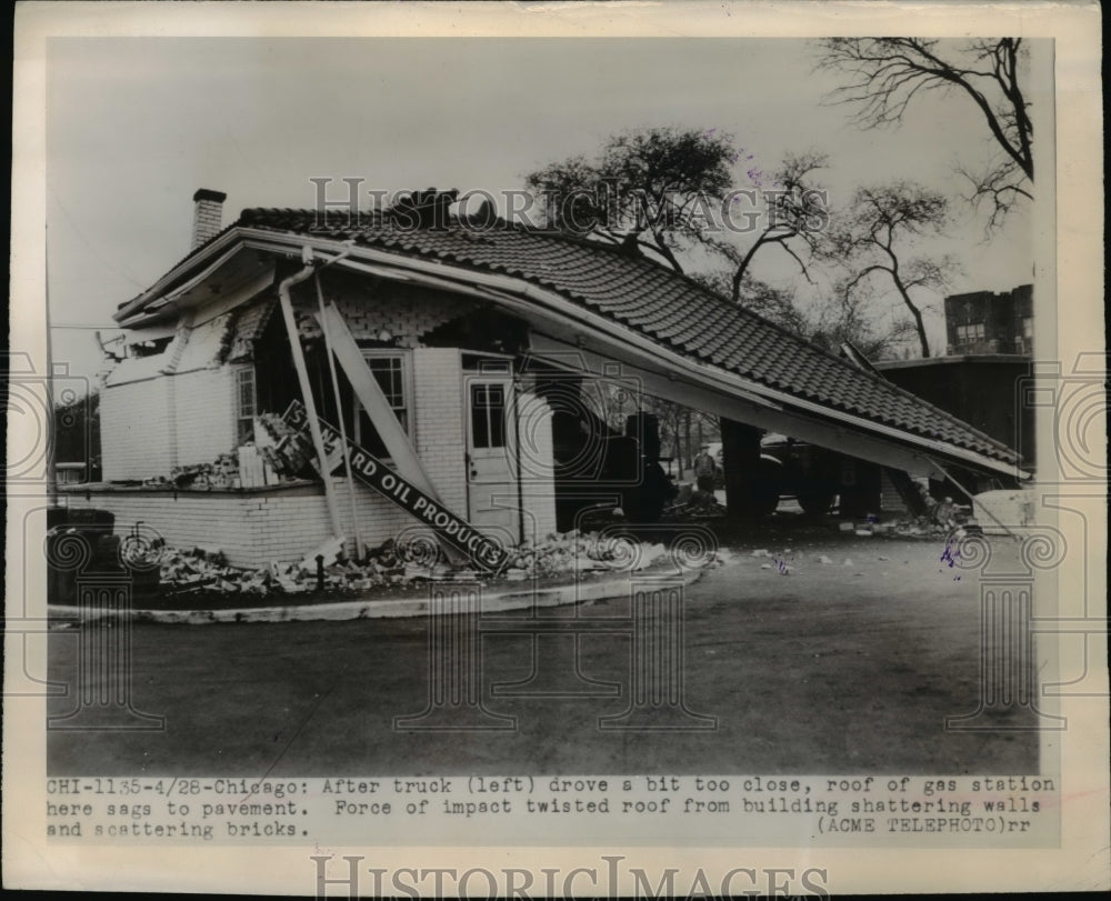 1948 Press Photo Chicago - Truck drove too close and roof of gas station sags.