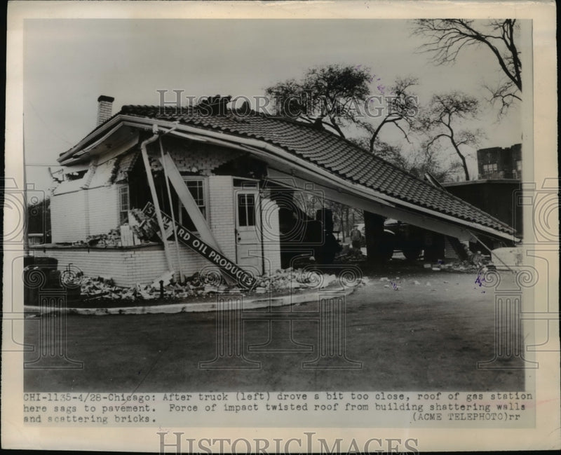 Load image into Gallery viewer, 1948 Press Photo Chicago - Truck drove too close and roof of gas station sags.
