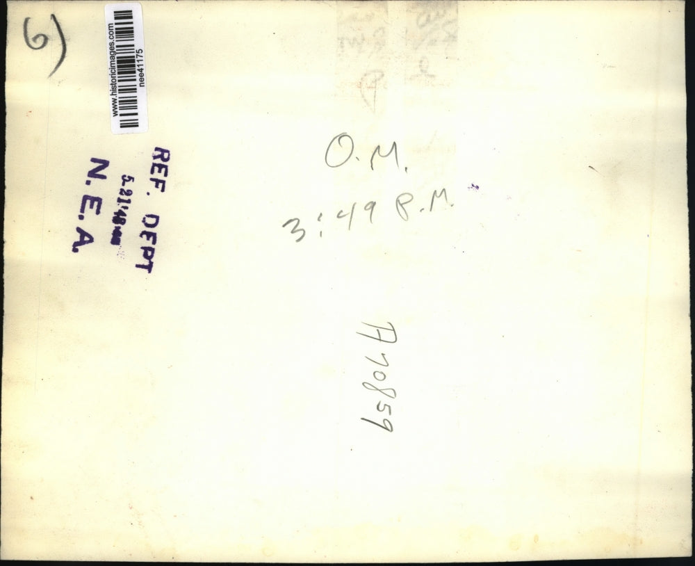 1948 Press Photo Chicago - Truck drove too close and roof of gas station sags.