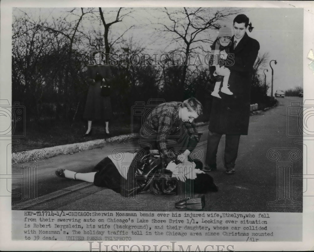 1953 Press Photo Sherwin Mossman bends over inured wife fell from car