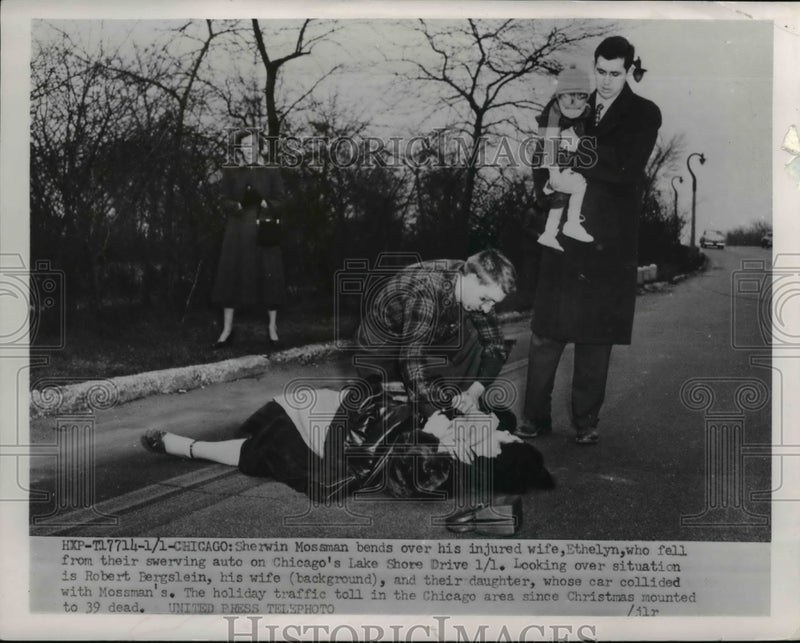 Load image into Gallery viewer, 1953 Press Photo Sherwin Mossman bends over inured wife fell from car
