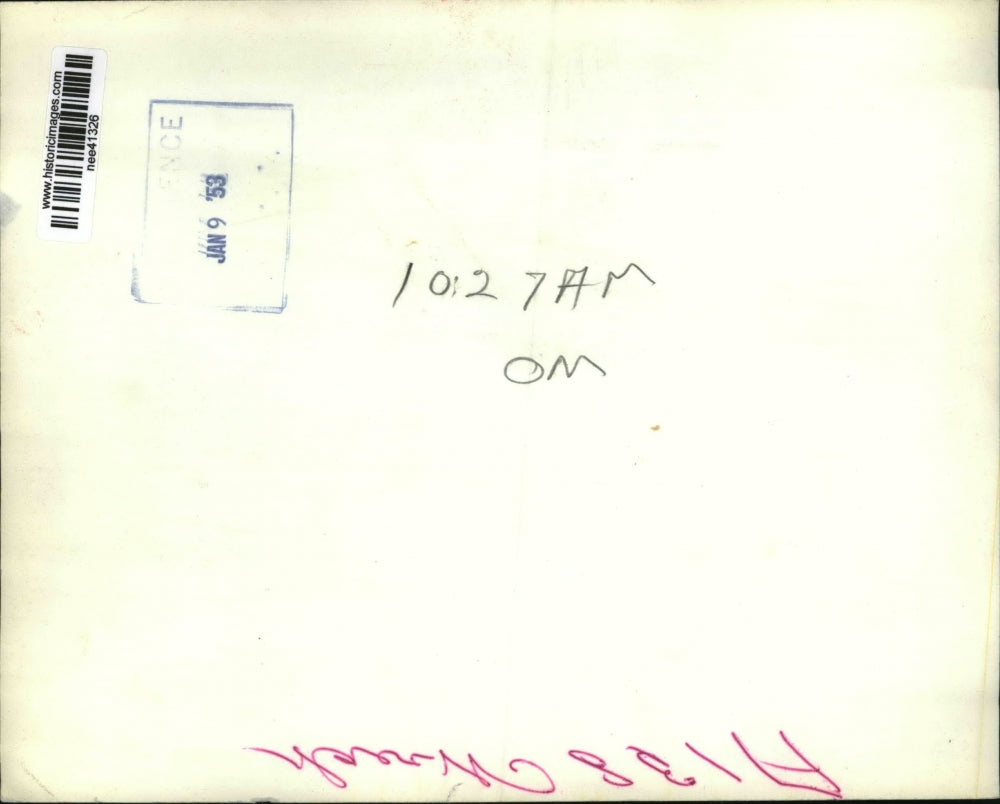 1953 Press Photo Sherwin Mossman bends over inured wife fell from car