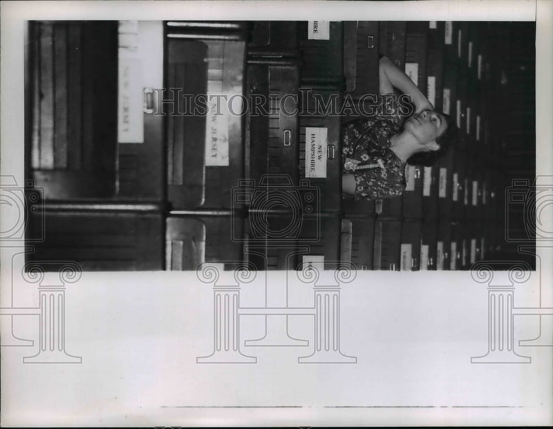 Load image into Gallery viewer, 1940 Press Photo Woman Alseep at Democratic National Convention
