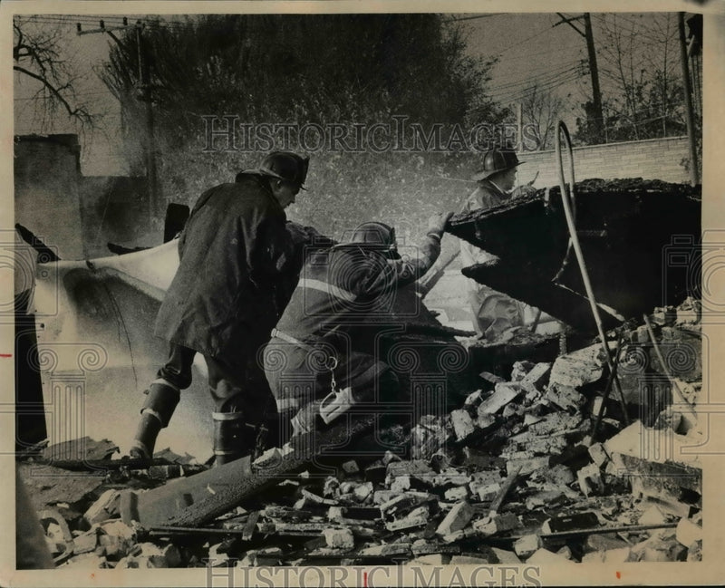 Load image into Gallery viewer, 1975 Press Photo Firemen Search Wreckage of Tavern Leveled by Explosion &amp; Fire
