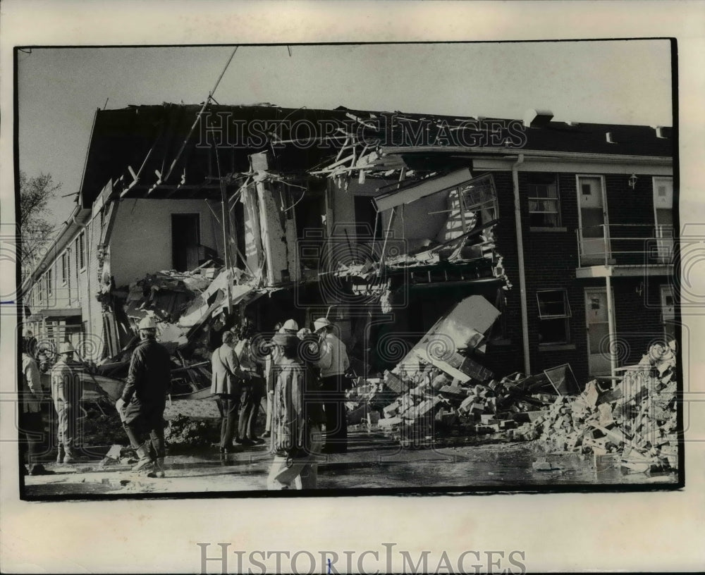 1976 Press Photo Wreckage Of 2 Story Cedar Gardens Apartment At 440 W. Palatine