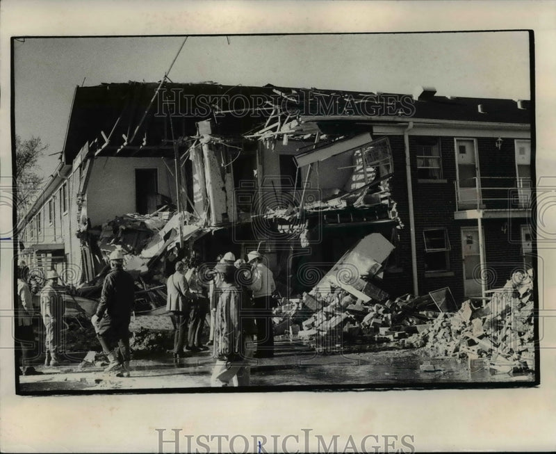 Load image into Gallery viewer, 1976 Press Photo Wreckage Of 2 Story Cedar Gardens Apartment At 440 W. Palatine
