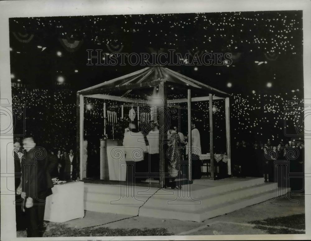 1935 Press Photo Cleveland Ohio, 150,000 @ midnight mass @ Cleveland Stadium