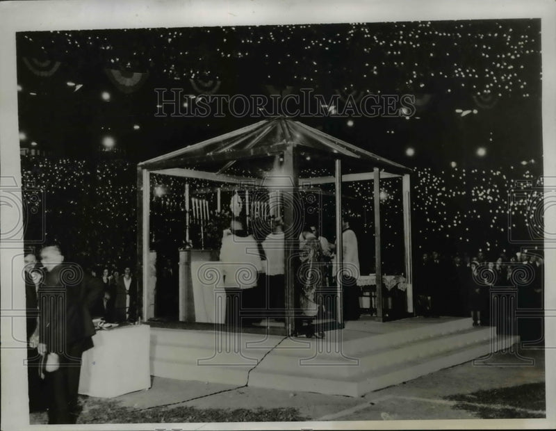 Load image into Gallery viewer, 1935 Press Photo Cleveland Ohio, 150,000 @ midnight mass @ Cleveland Stadium

