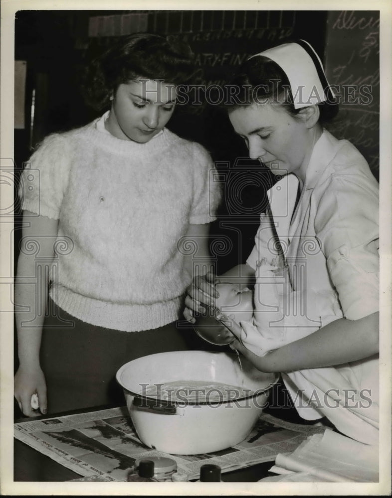1941 Press Photo Anne Puggeri and Mrs. Dorothy Hutelixaon washing babies hair