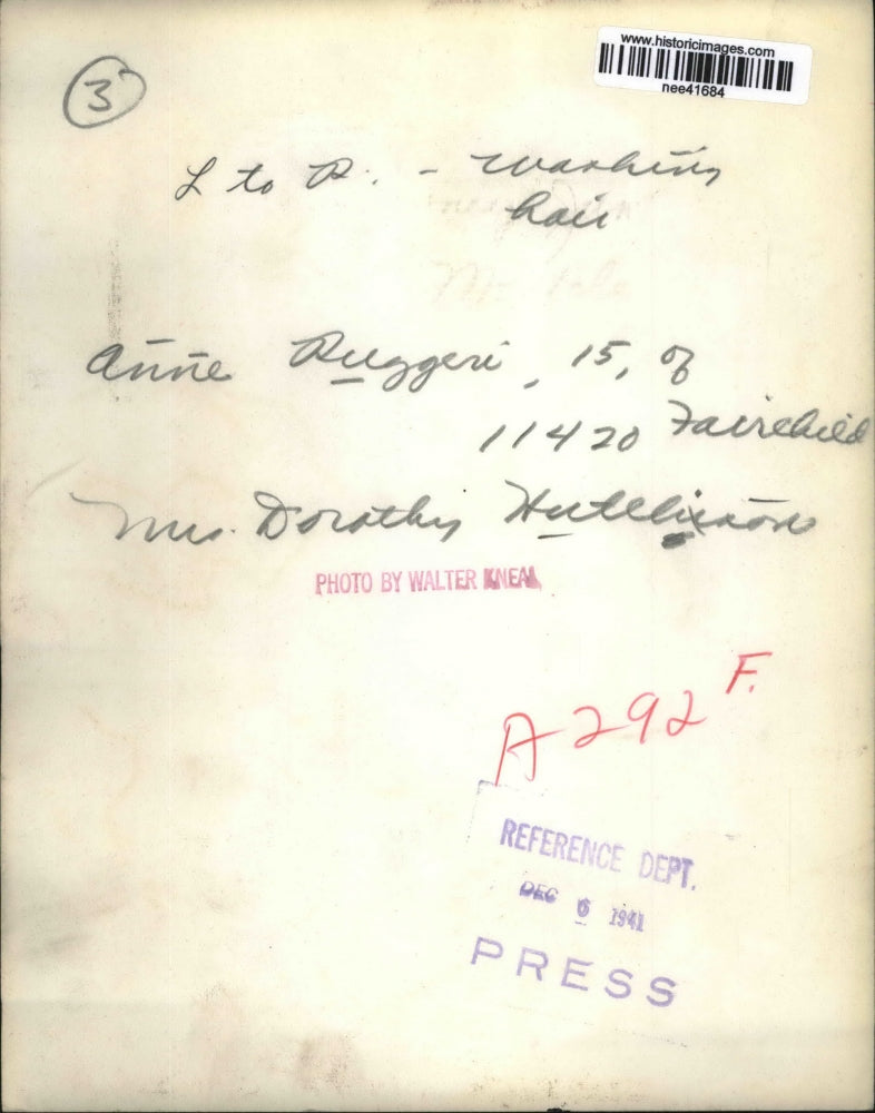 1941 Press Photo Anne Puggeri and Mrs. Dorothy Hutelixaon washing babies hair