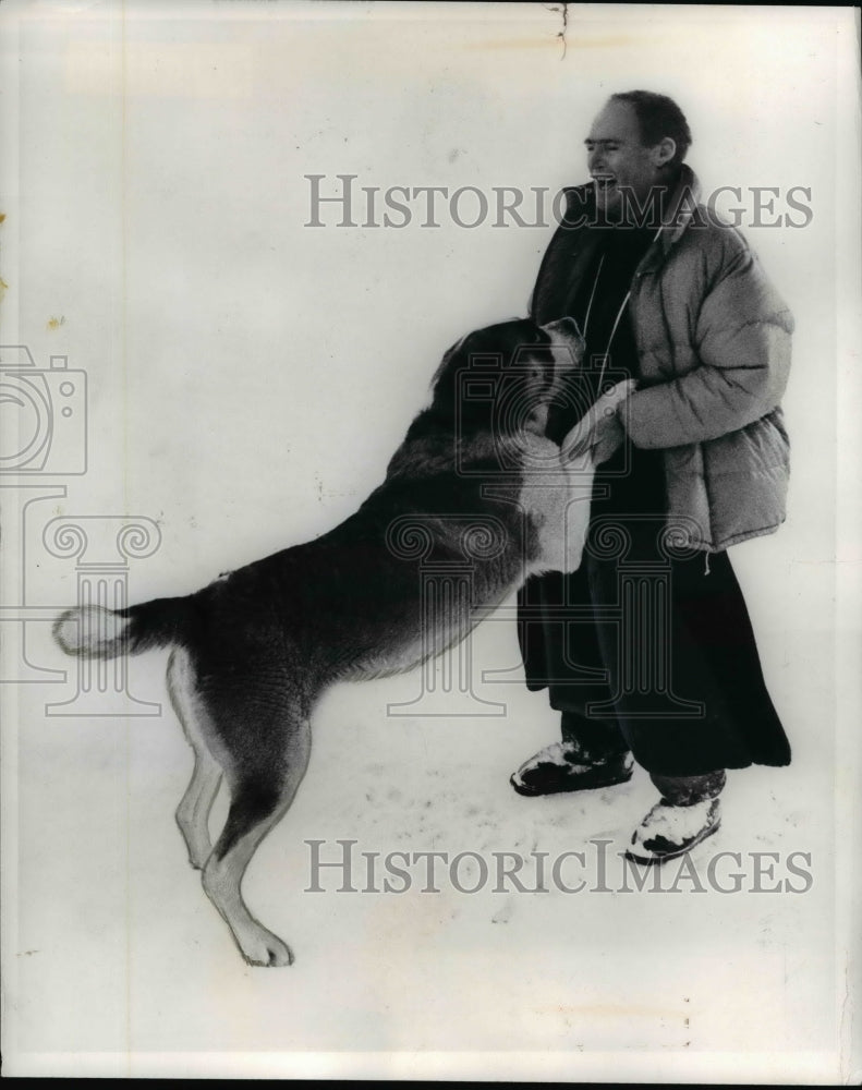 1973 Press Photo Canon Bernard Rausis plays with Seine, trained rescue dog