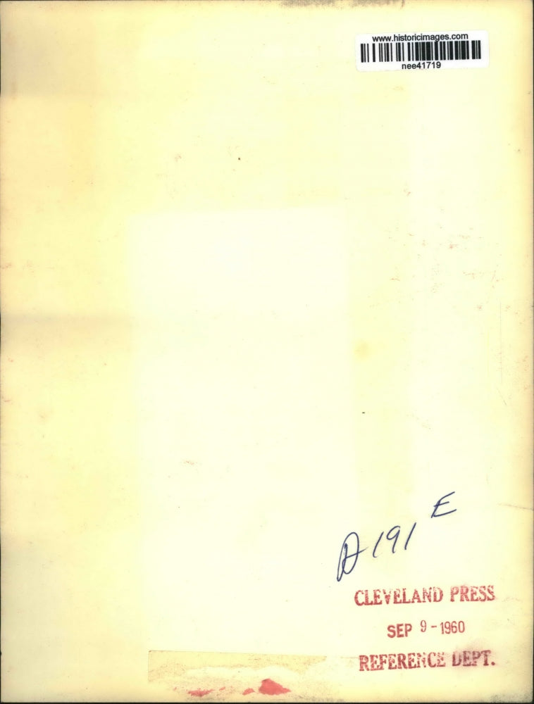 1960 Press Photo Man giving elephant a bath - nee41719