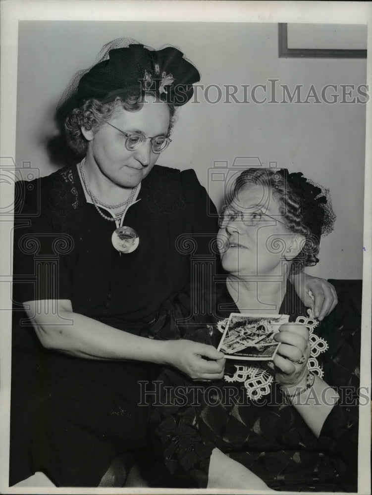 1946 Press Photo Mrs Janas and Mrs John stazak look at missing Carl Wilson