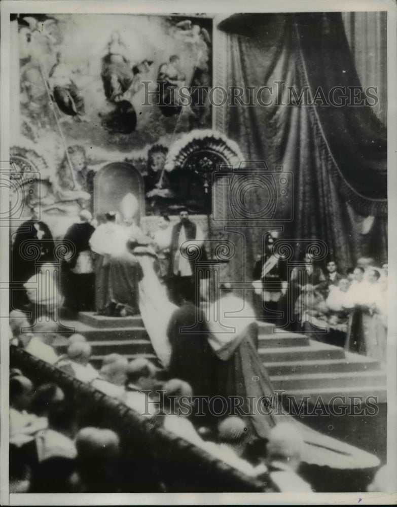 1937 Press Photo Cardinal Hinsley gets rat hat from Pope - nee41856