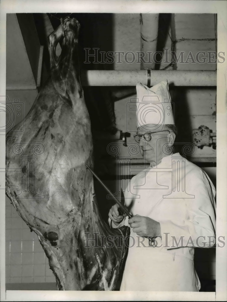Load image into Gallery viewer, 1946 Press Photo Burton K wheeler sharpens knife to cut Buffalo meat, Washington
