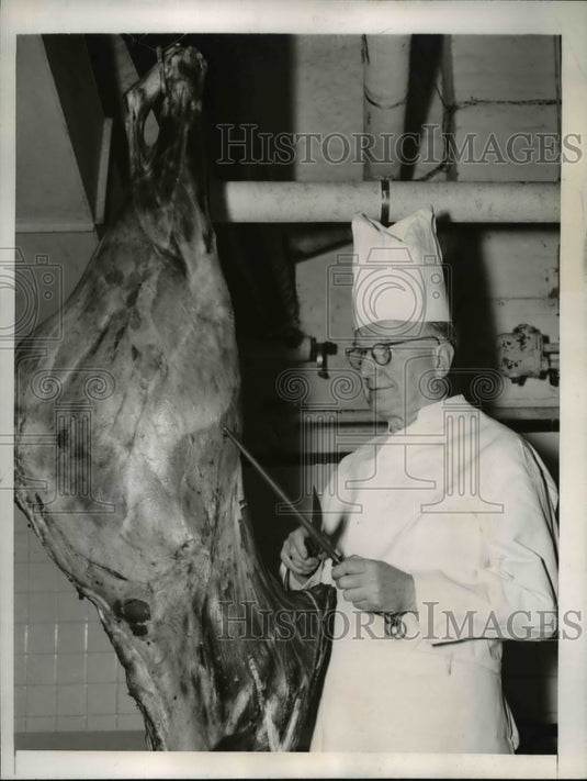 1946 Press Photo Burton K wheeler sharpens knife to cut Buffalo meat, Washington