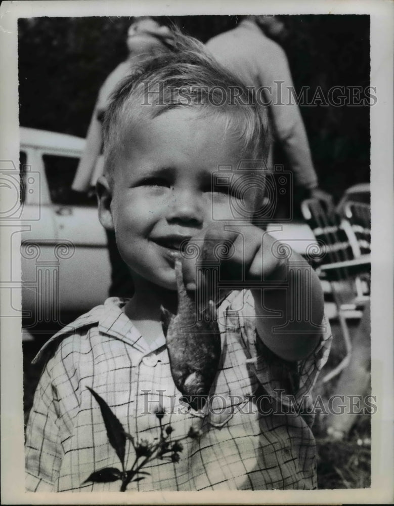 Load image into Gallery viewer, 1959 Press Photo Randy Roberts at Age 2 with First Fish in Bradenton, Florida
