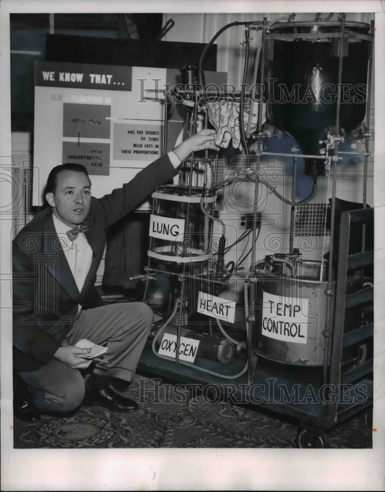 1954 Press Photo Dr. J.C. Shaw of University of Maryland with Mechanical Cow