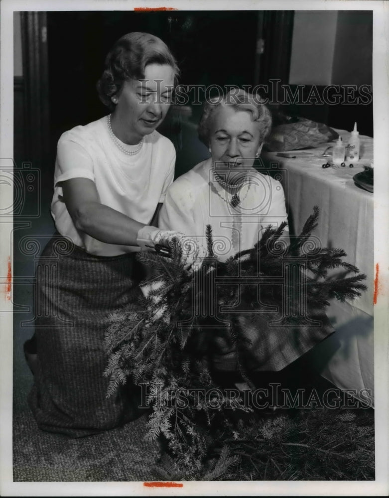 1957 Press Photo Mrs. Walker H. Nye & Mrs. Thooburn Mills Christmas Decorating
