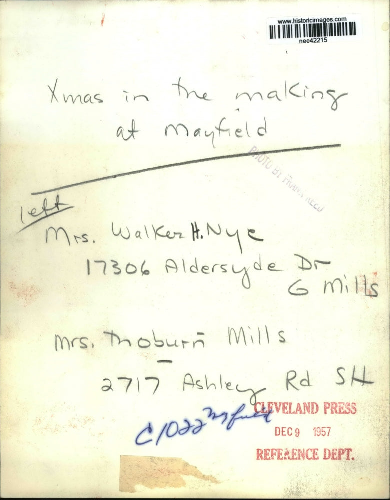 1957 Press Photo Mrs. Walker H. Nye & Mrs. Thooburn Mills Christmas Decorating