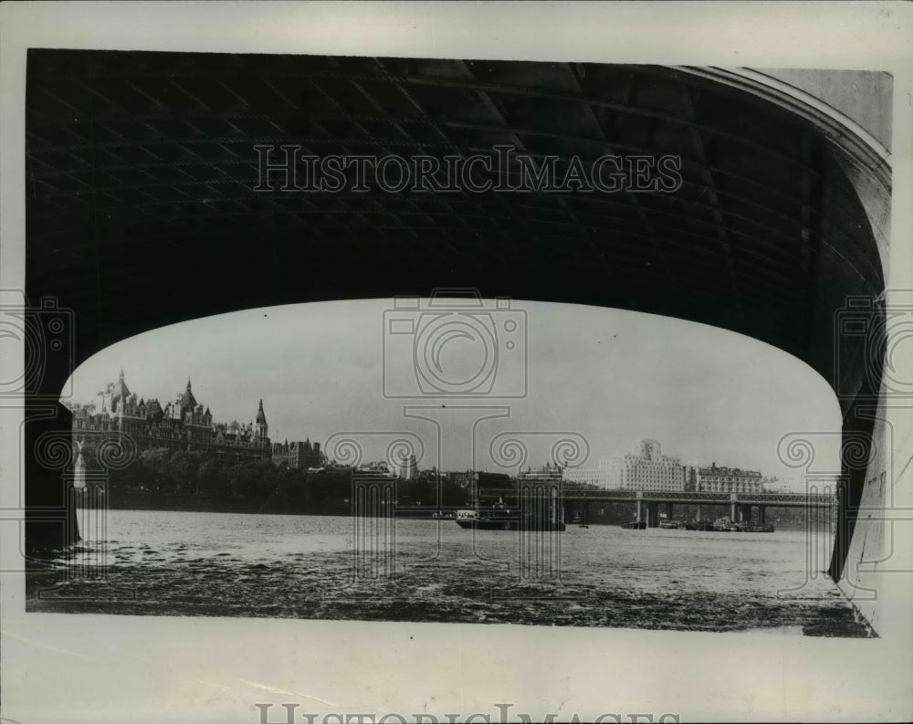 1933 Press Photo of a view of the London skyline from under the Westminster