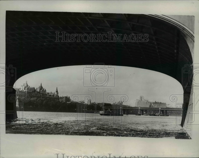 Load image into Gallery viewer, 1933 Press Photo of a view of the London skyline from under the Westminster

