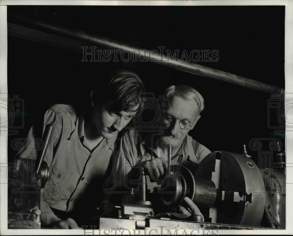 1940 Press Photo Jack Cartwright and James Weikel, Budd Apprentice School, Penn.