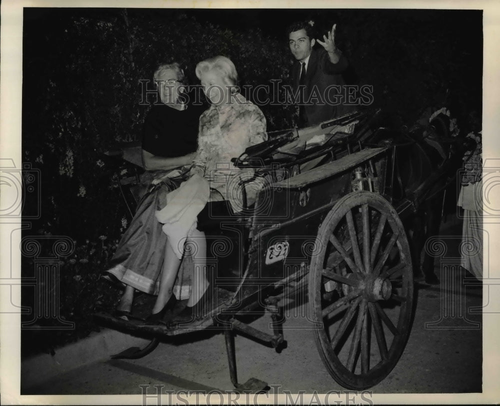 1966 Press Photo Mrs. Chester Bowles, Muriel ride in Tonga New Delhi, India