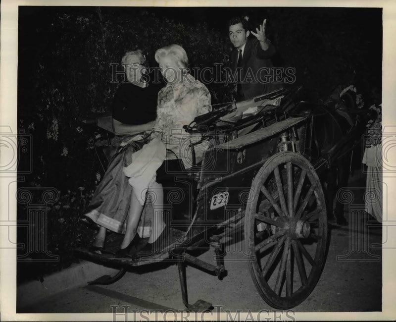 Load image into Gallery viewer, 1966 Press Photo Mrs. Chester Bowles, Muriel ride in Tonga New Delhi, India
