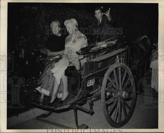 1966 Press Photo Mrs. Chester Bowles, Muriel ride in Tonga New Delhi, India