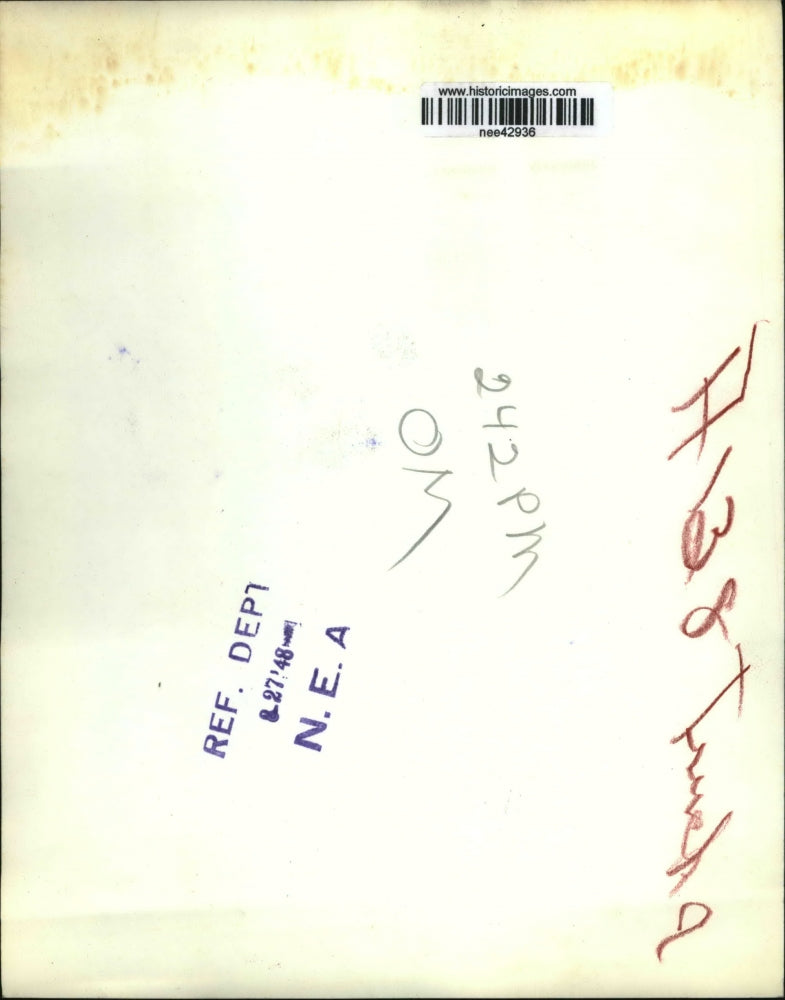 1948 Press Photo Buffalo NY Erie County Highway Dept truck lies at edge of lake.