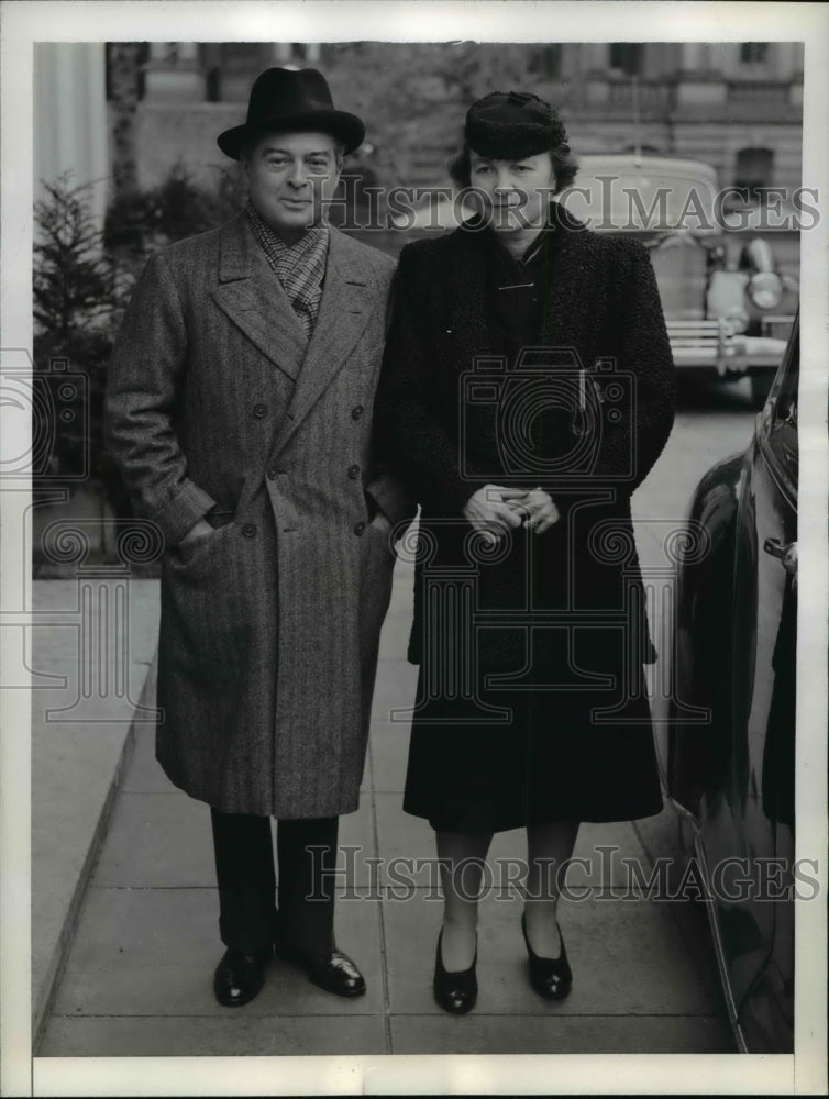 1942 Press Photo Washington DC Mr and Mrs Leland Harrison on arrival.