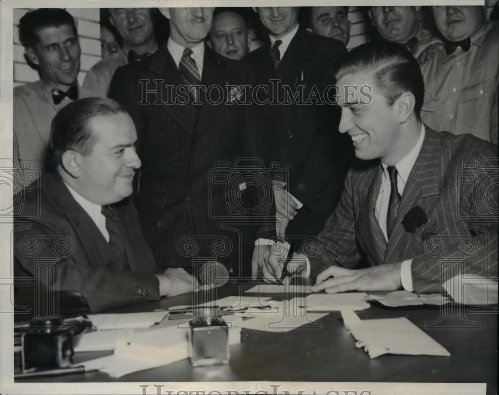 1940 Press Photo Franklin D. Roosevelt, Jr. Charles Kettinger draft card