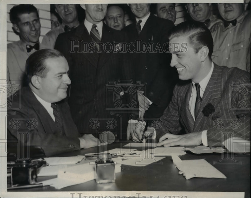 Load image into Gallery viewer, 1940 Press Photo Franklin D. Roosevelt, Jr. Charles Kettinger draft card

