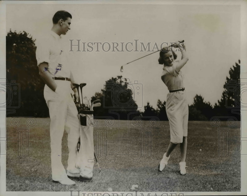 Load image into Gallery viewer, 1936 Press Photo Ethel DuPont knocking a few practice shots with fiance
