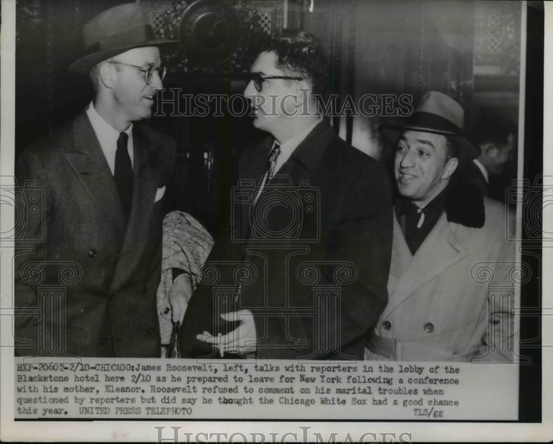 Load image into Gallery viewer, 1954 Press Photo Chicago James Roosevelt talks with reporters in lobby.
