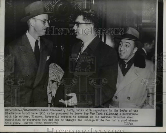 1954 Press Photo Chicago James Roosevelt talks with reporters in lobby.