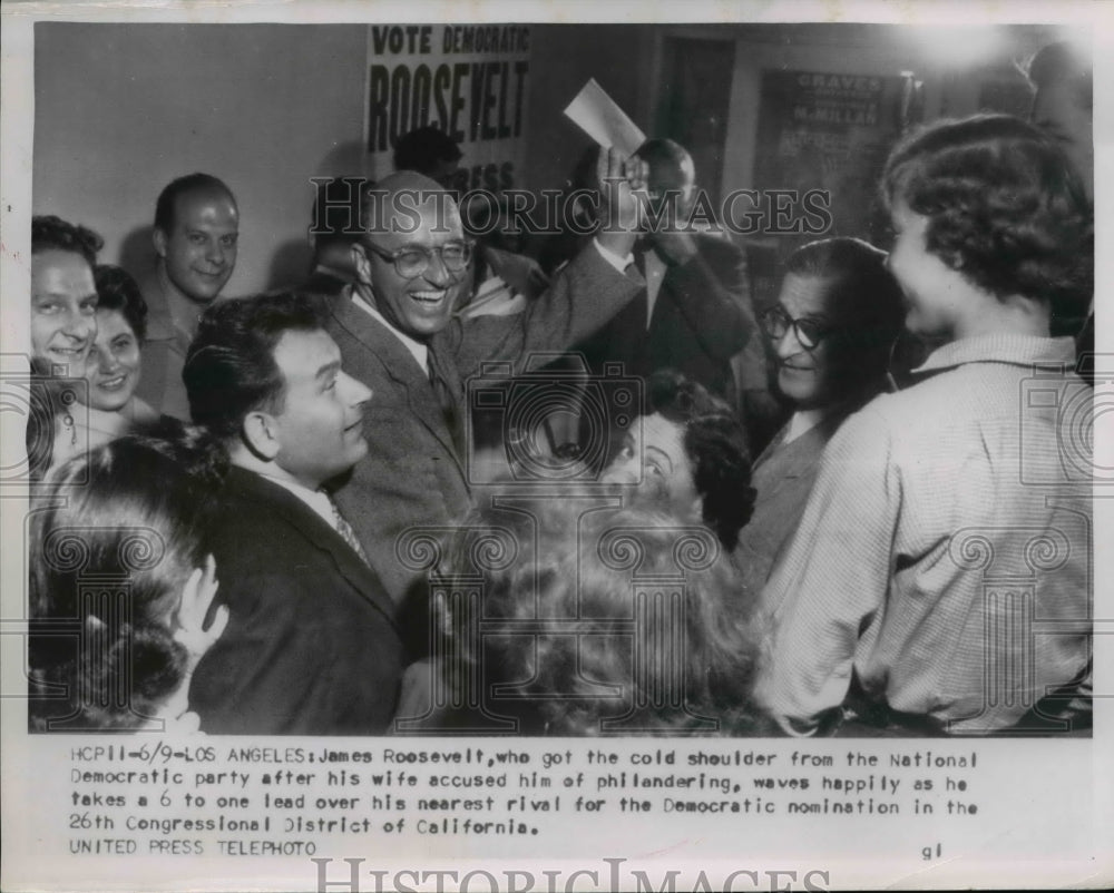 1954 Press Photo James Roosevelt waves as he takes lead for nomination.