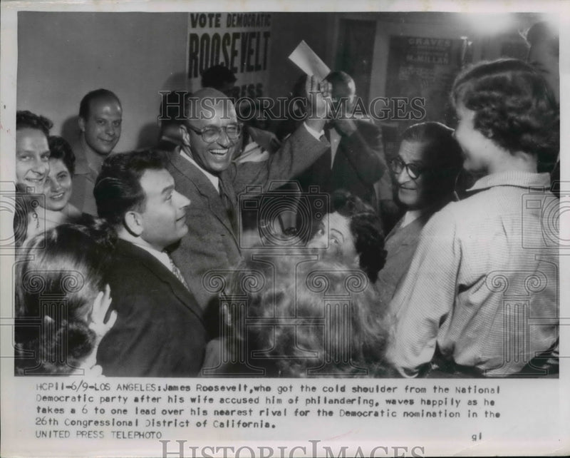 Load image into Gallery viewer, 1954 Press Photo James Roosevelt waves as he takes lead for nomination.
