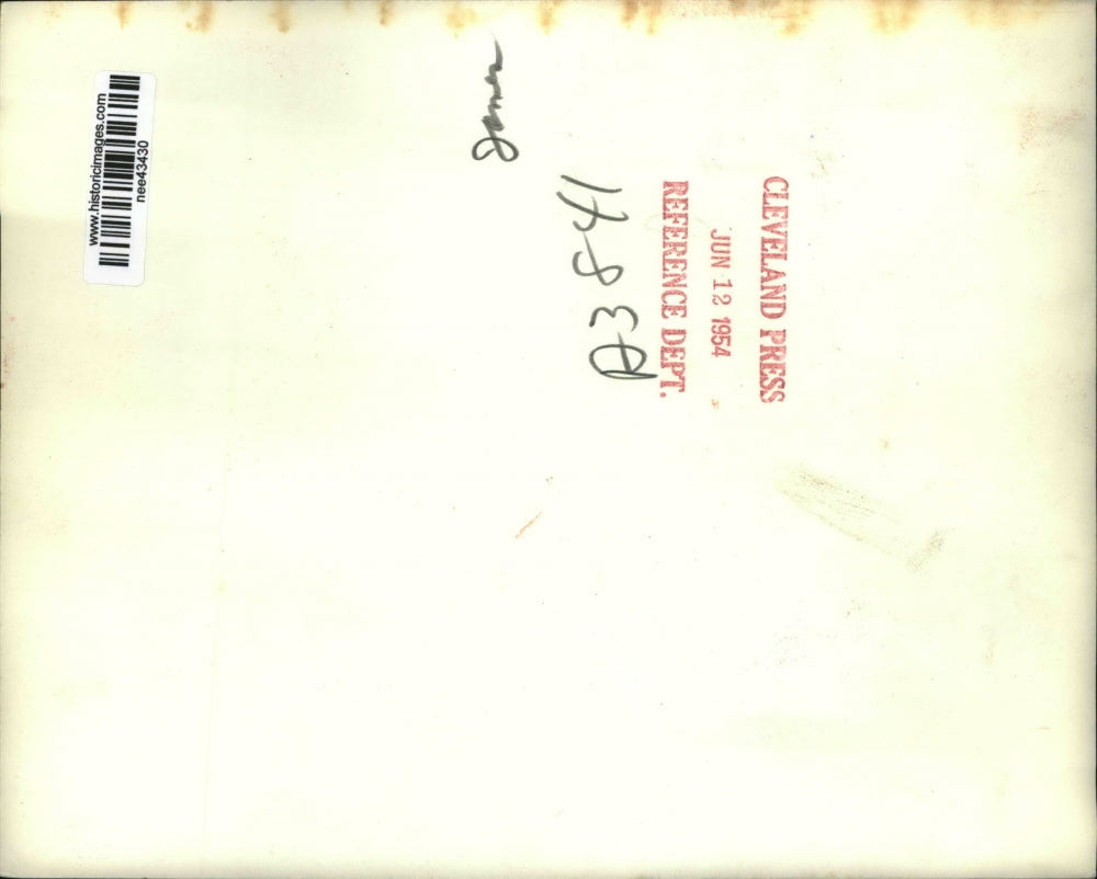 1954 Press Photo James Roosevelt waves as he takes lead for nomination.