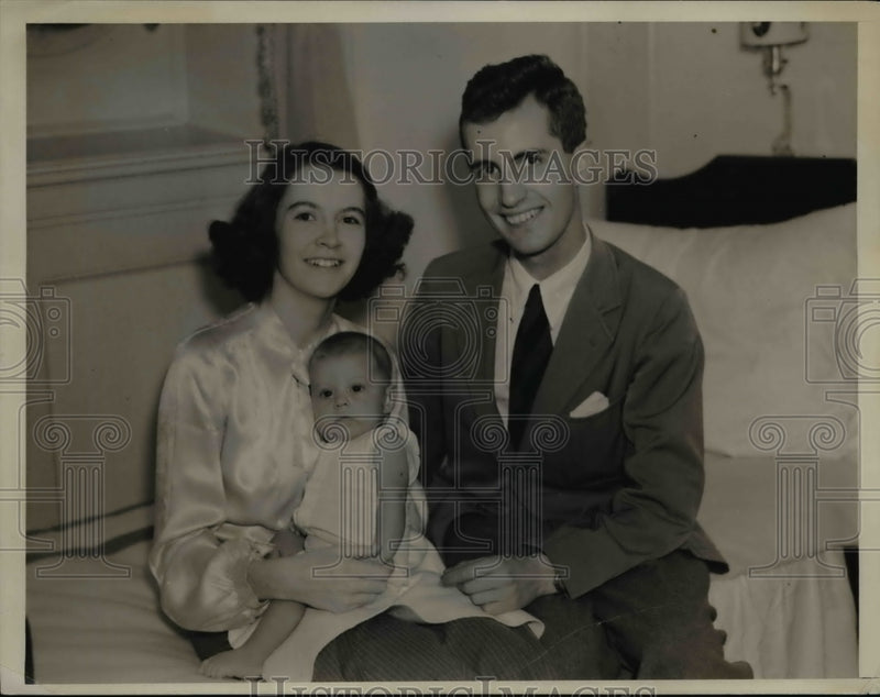 Load image into Gallery viewer, 1938 Press Photo Mr. and Mrs. Kermit RooseveltJr.Son Kermit the III - nee43472
